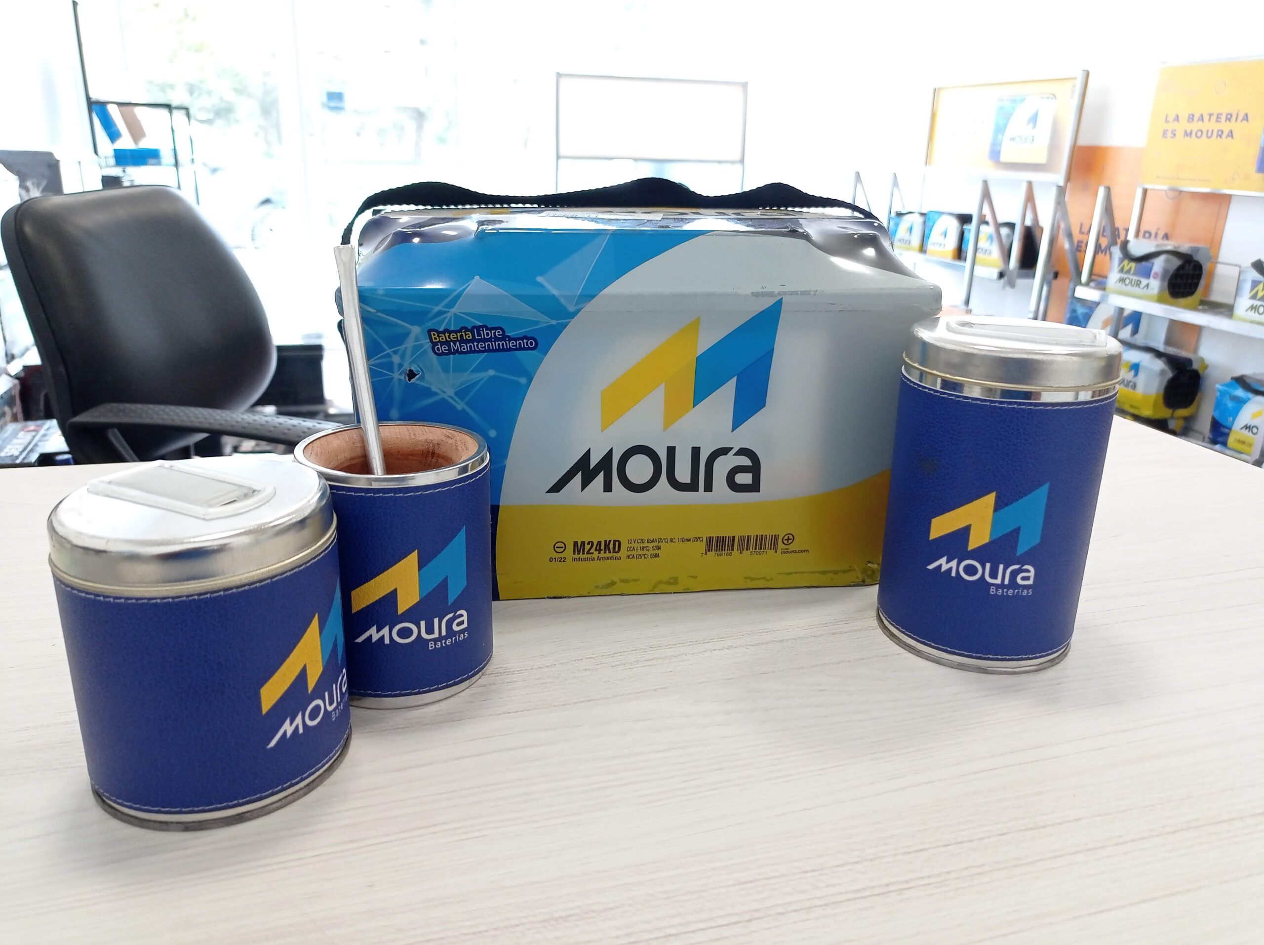 Técnico certificado instalando batería en vehículo con herramientas especializadas