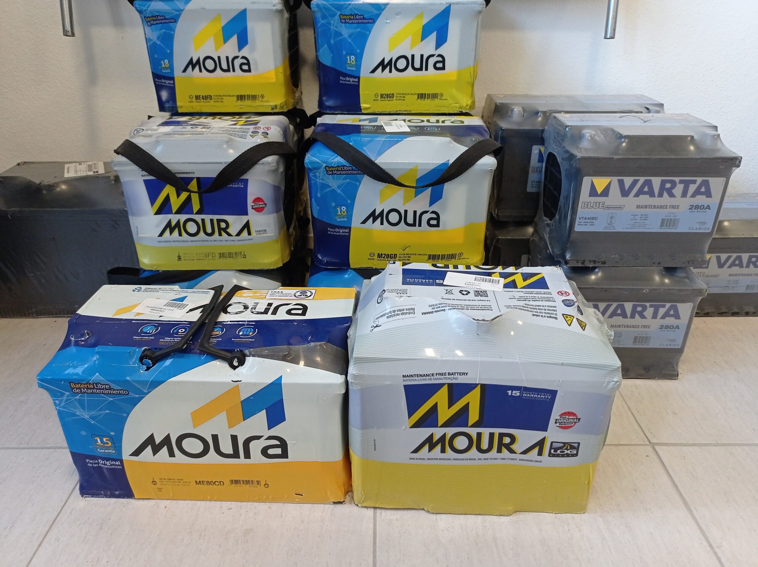 Exhibición de baterías de auto para venta minorista y mayorista