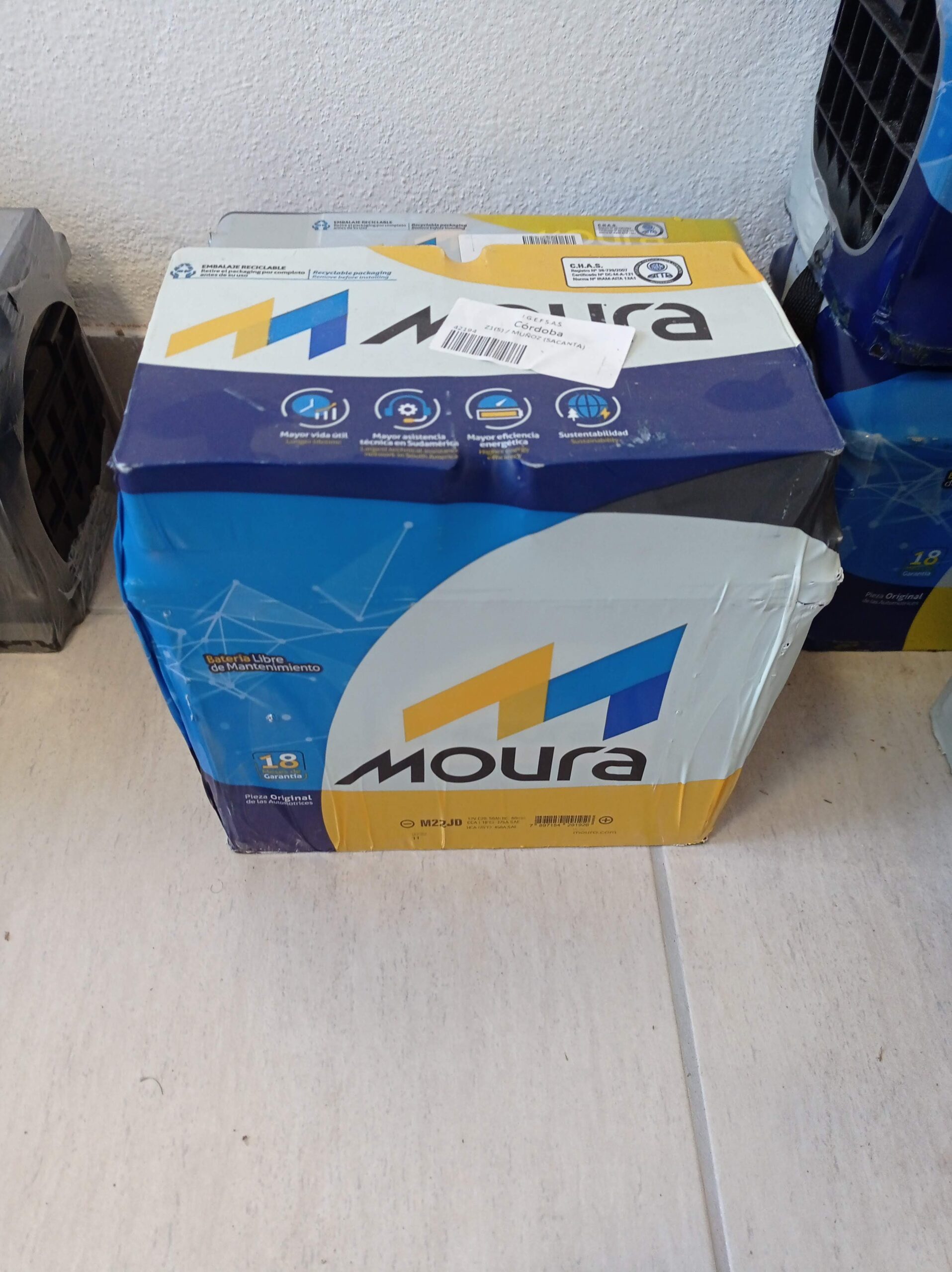 Revisión de los bornes y del estado de carga de una batería de auto