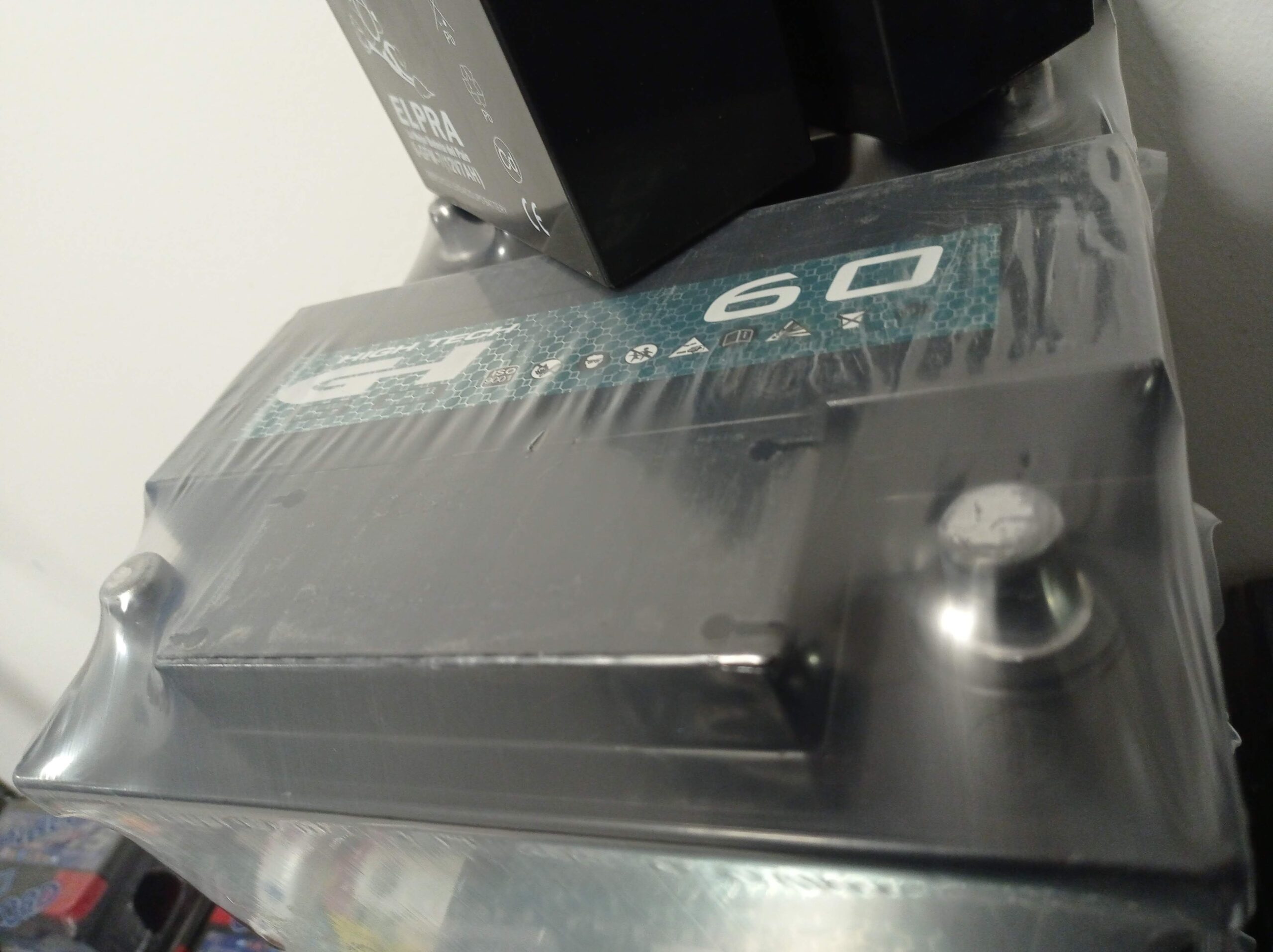 Lote de baterías de auto recién ingresadas al depósito mayorista