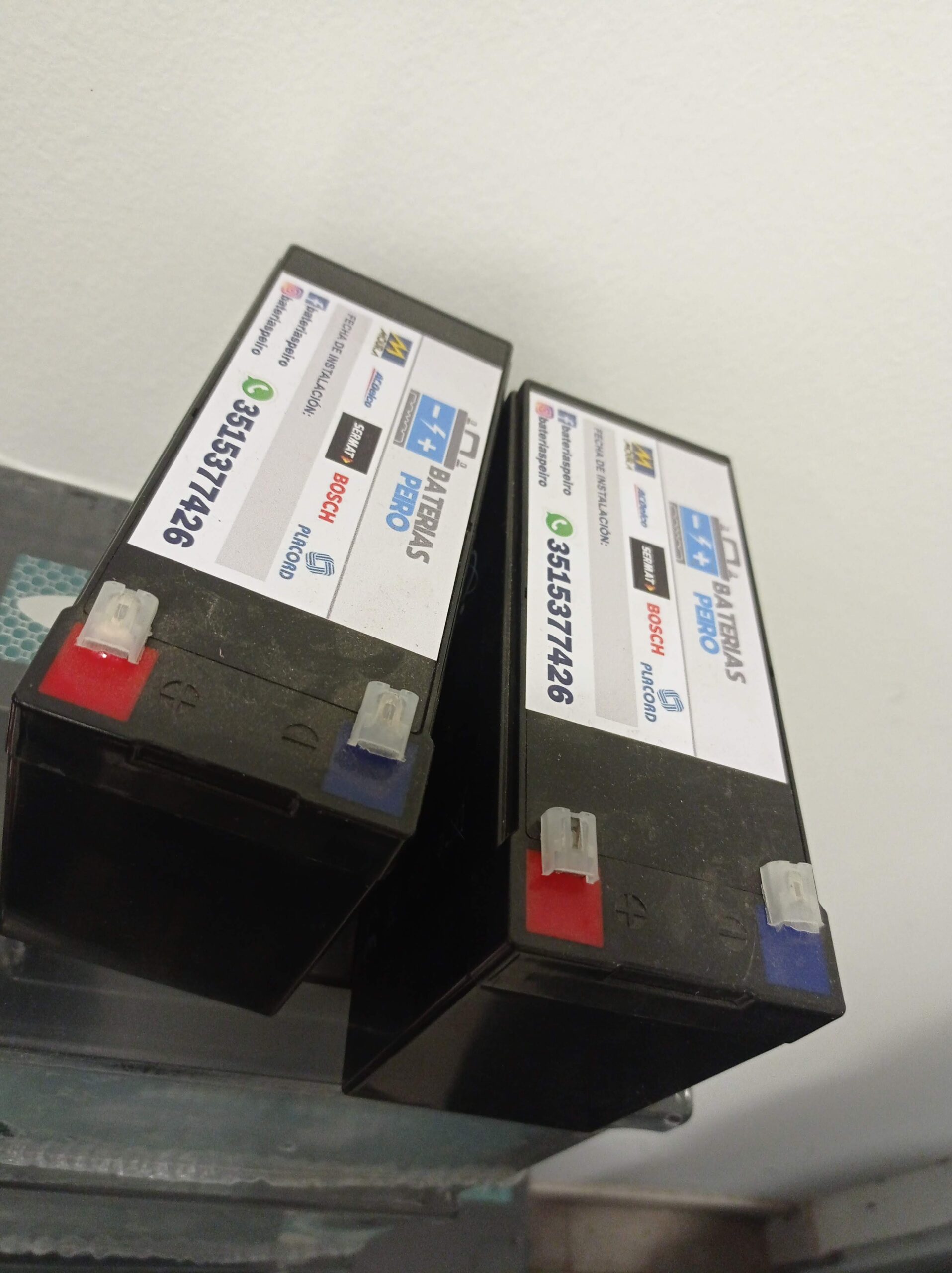 Batería de plomo ácido convencional instalada en vehículo por Baterías Peiró