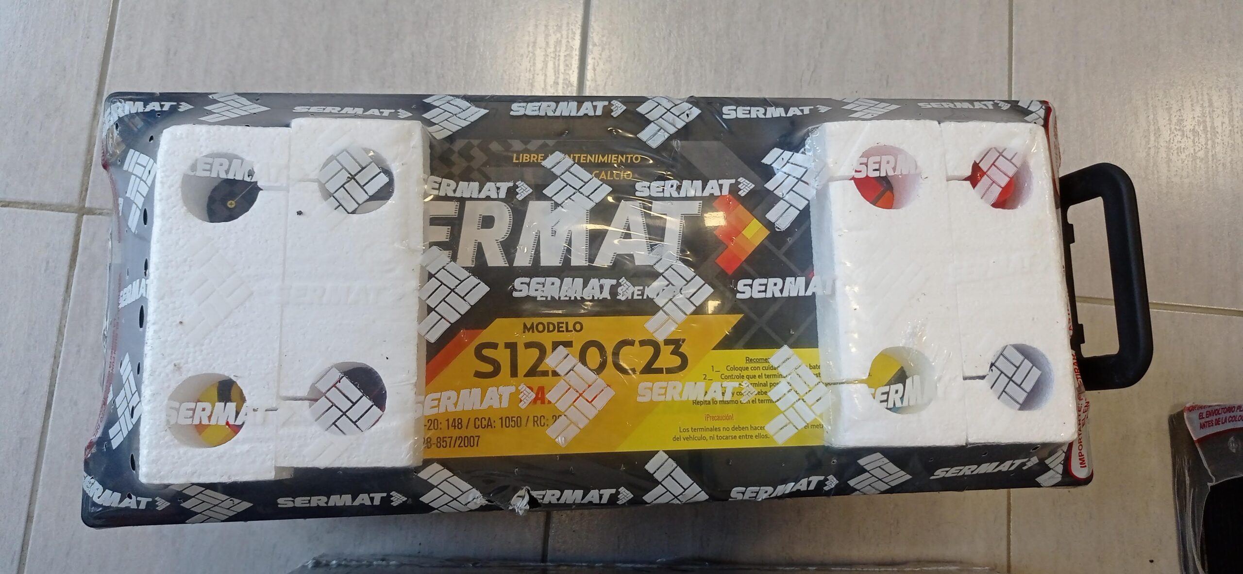 Vehículo recibiendo servicio de auxilio rápido de batería a domicilio