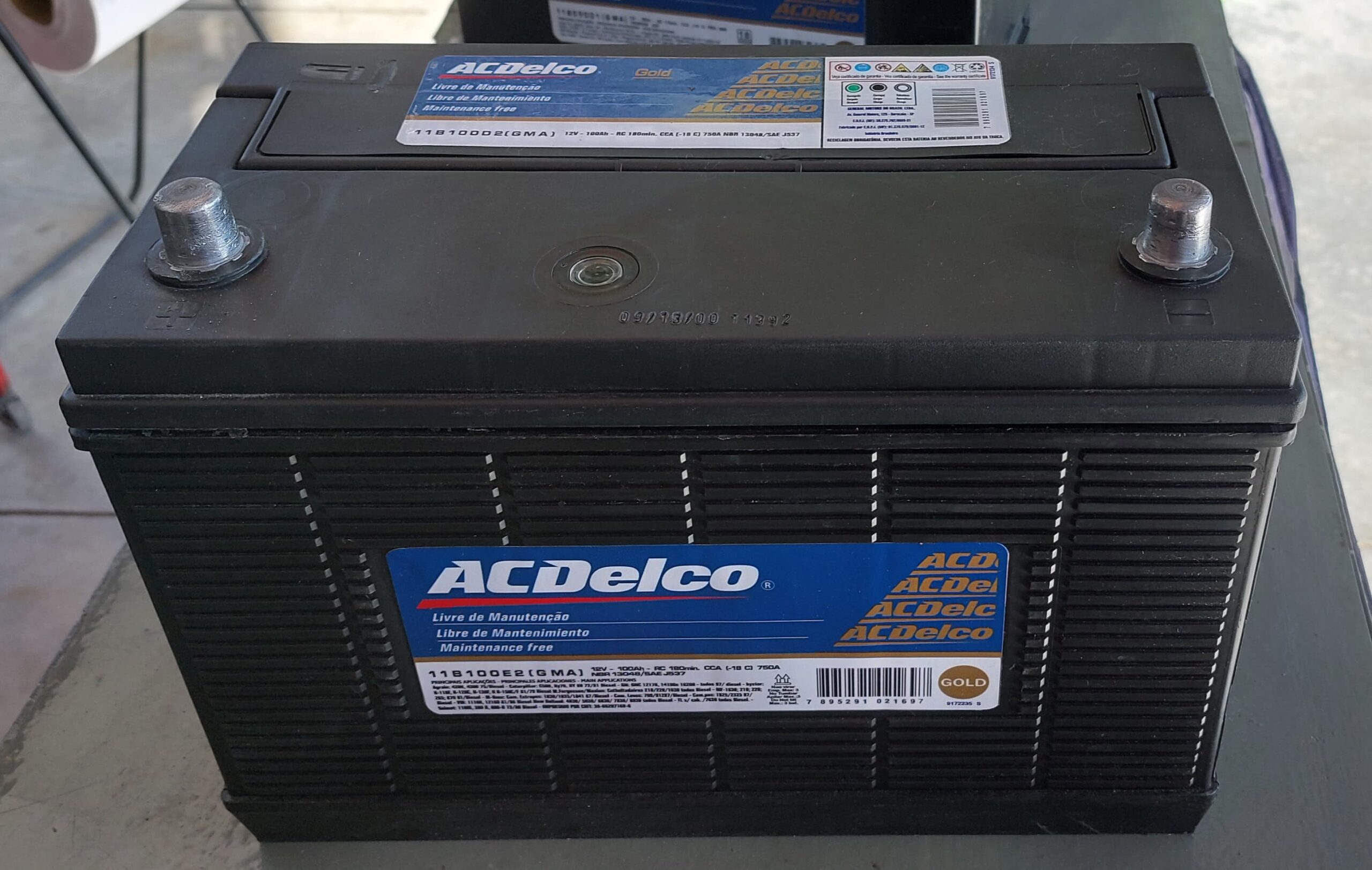 Batería ACDelco Gold libre de mantenimiento sobre superficie plana