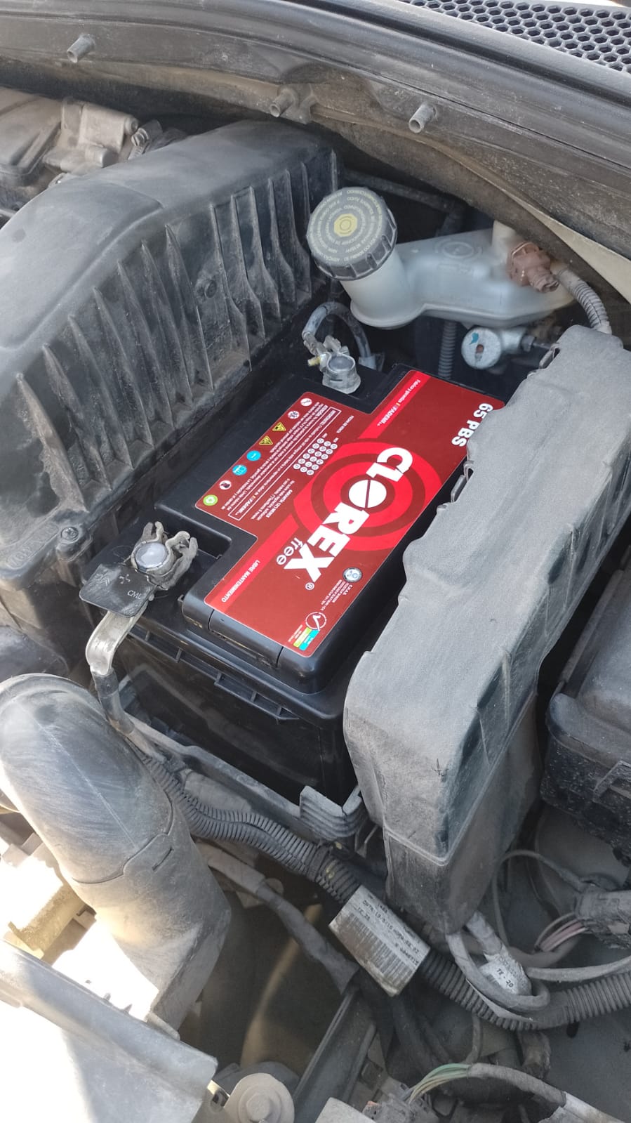 Batería Clorex 65PBS instalada en motor de auto — Córdoba