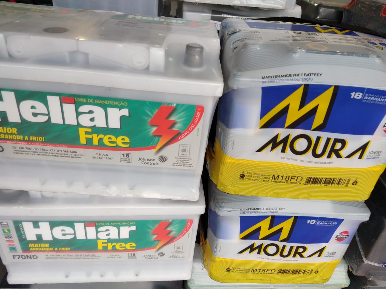 Baterías Heliar Free F70ND y Moura en estante de distribuidor autorizado — Baterías Peiró Córdoba