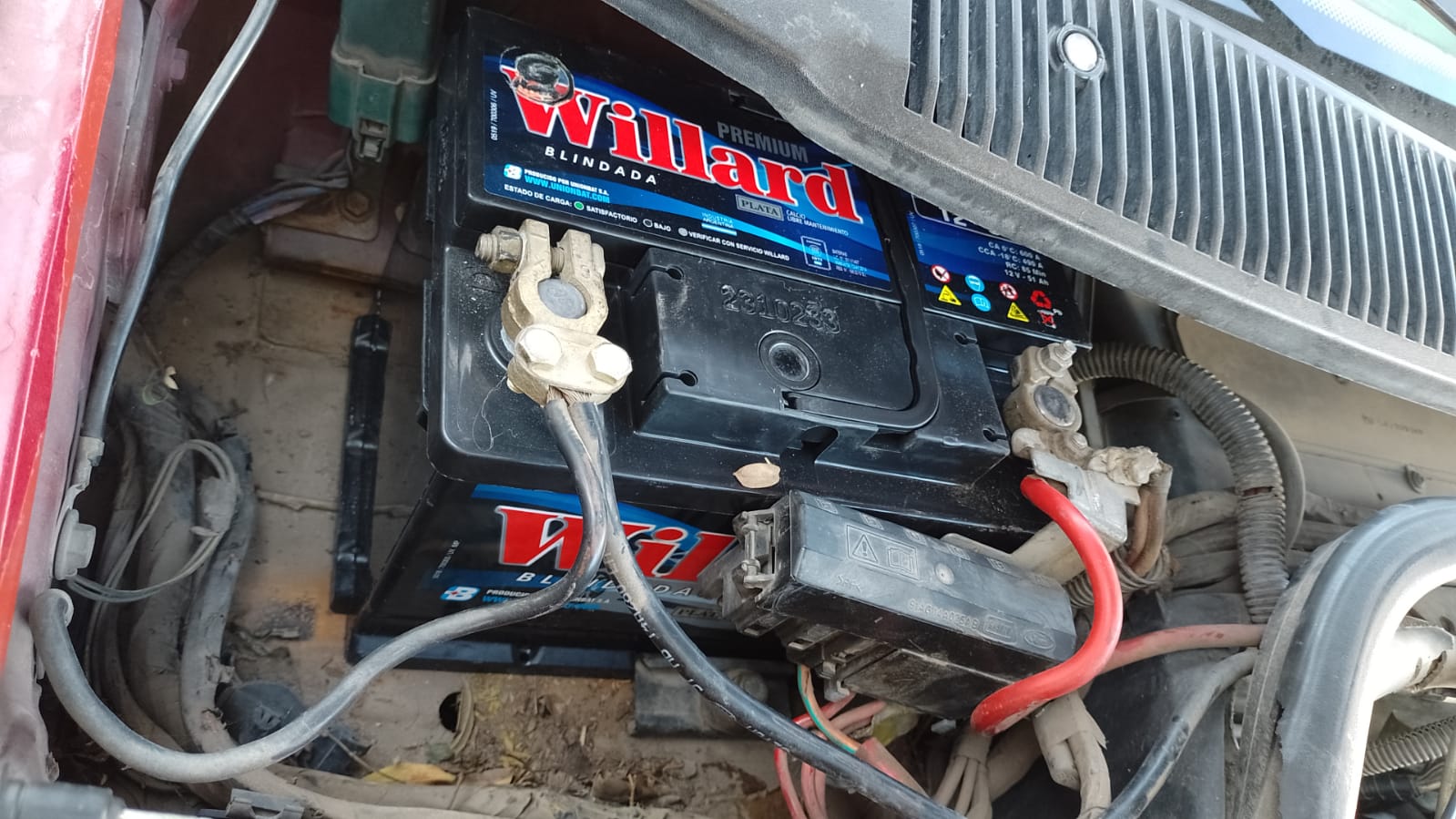 Batería Willard Premium instalada en motor de auto en Córdoba