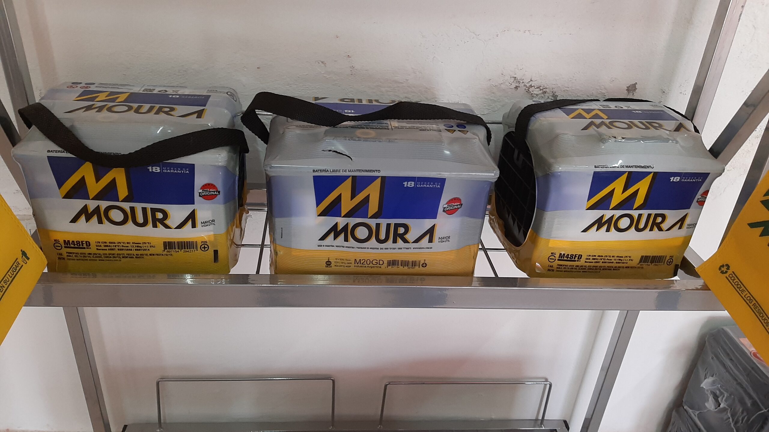 Stock de baterías Moura M48FD y M20GD en estante de distribuidor — Baterías Peiró Córdoba