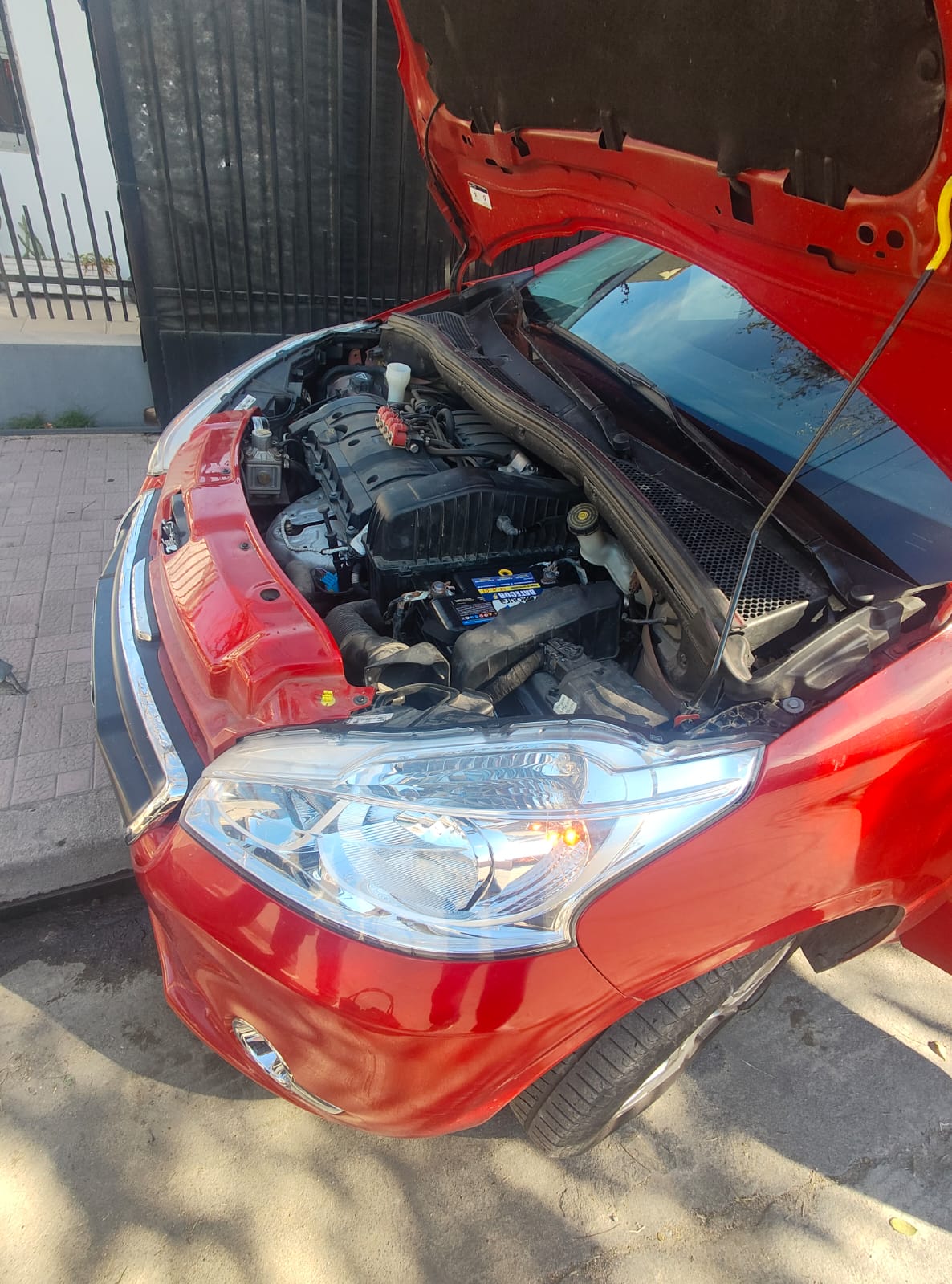 Auto con capot abierto durante instalación de batería a domicilio en Córdoba