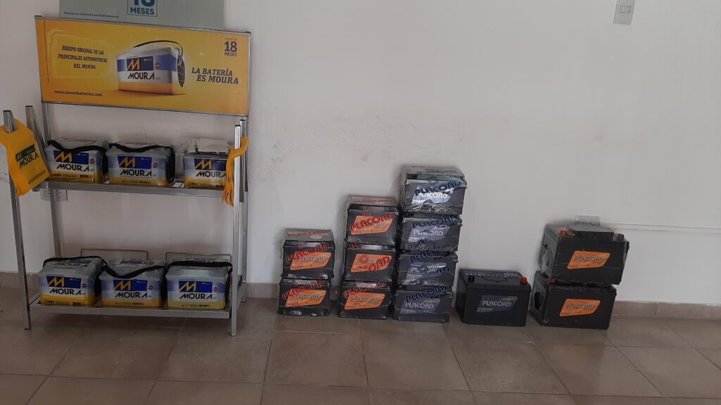 Punto de venta distribuidor oficial Baterías Peiró — estante Moura y stock Placord en Córdoba