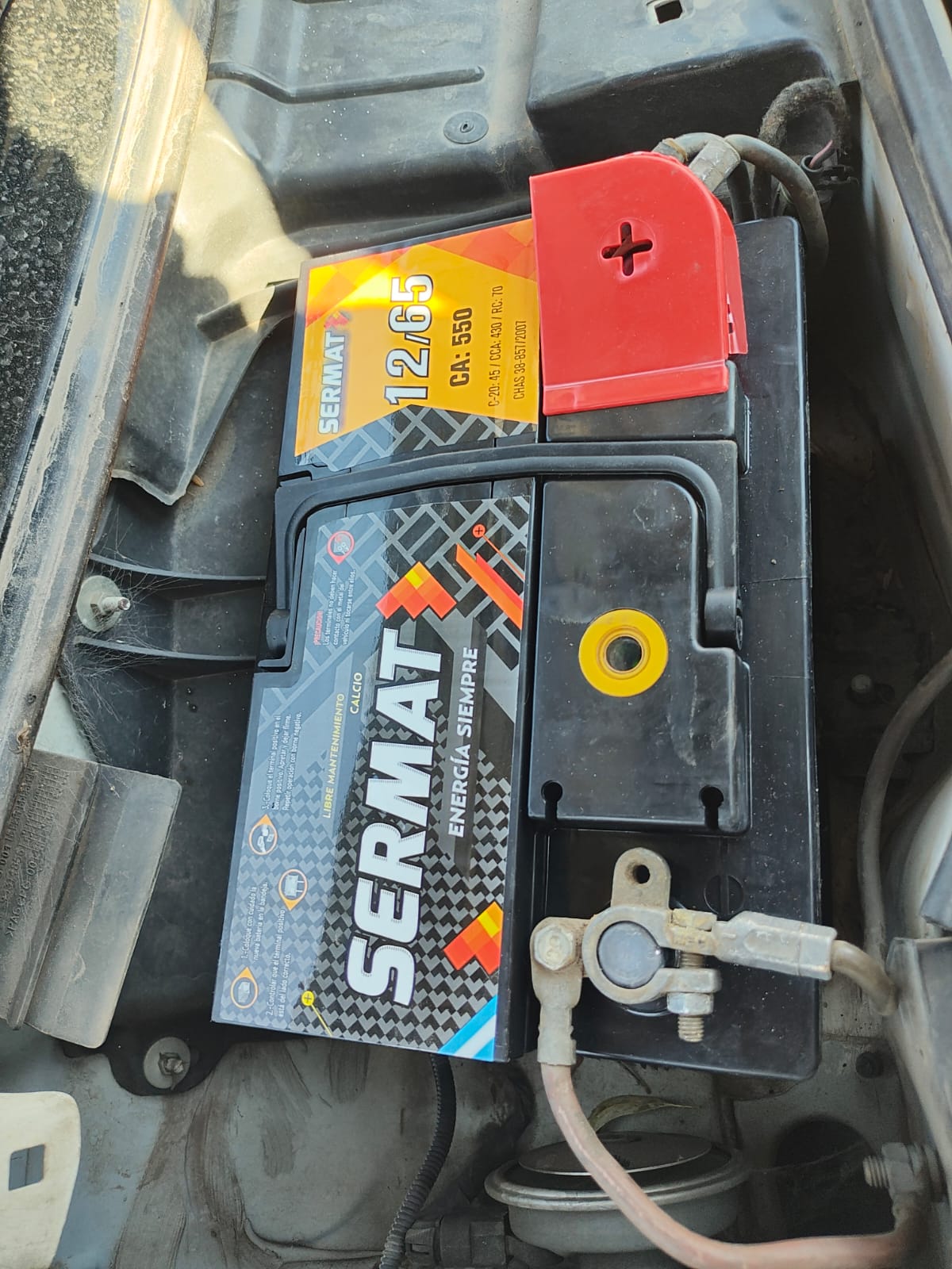 Batería Sermat 12/65 instalada en compartimento de motor — Córdoba