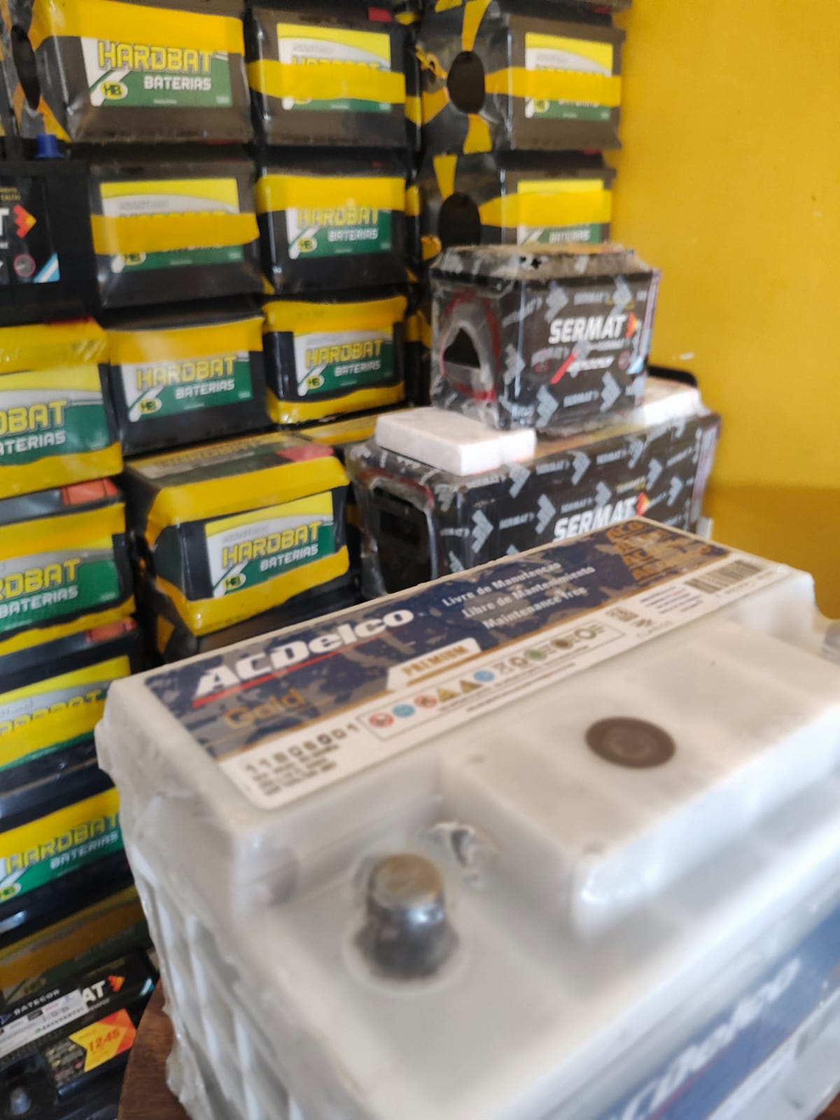 Stock de baterías ACDelco Gold, Hardbat y Sermat en local de Baterías Peiró Córdoba