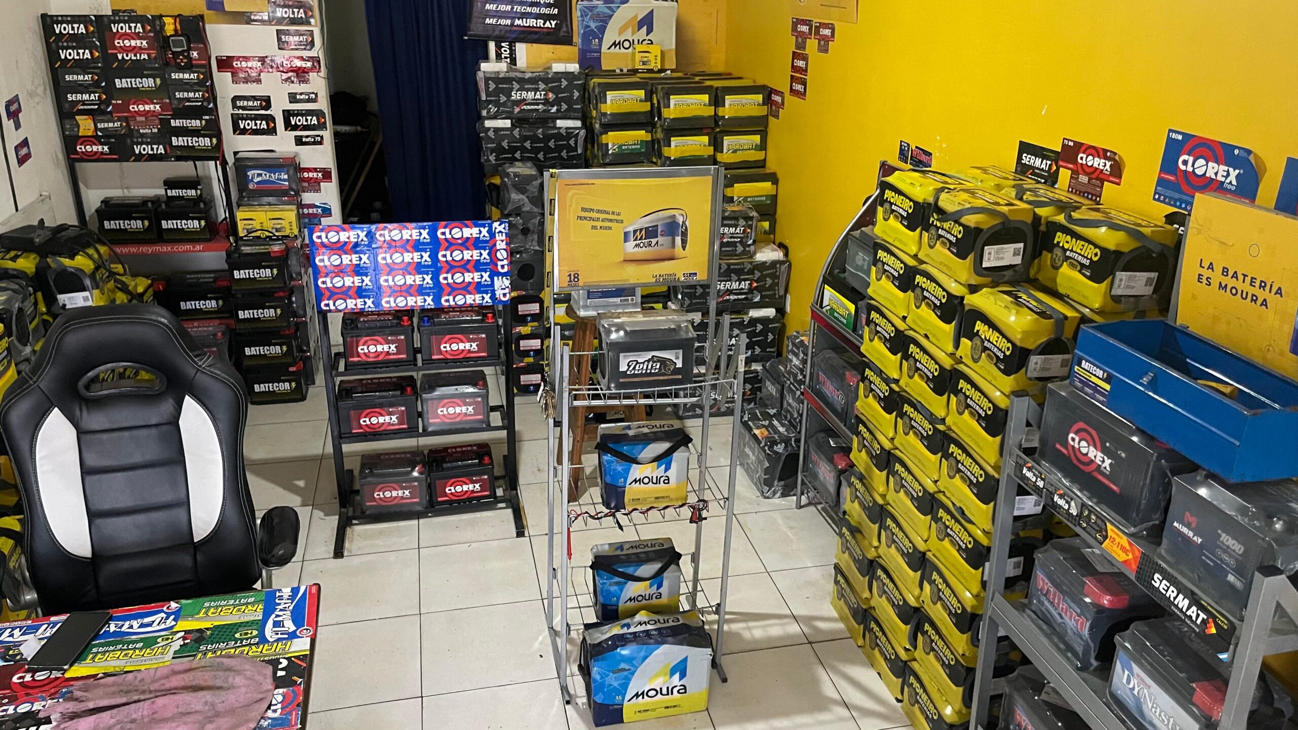 Stock de baterías Moura, Clorex y Hardbat en local de Baterías Peiró Córdoba